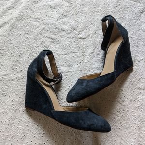 Ann Taylor size 8.5 navy suede wedge heels.
